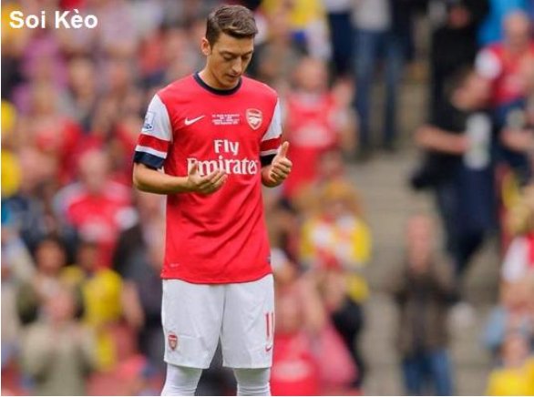 Scholes: Đừng dùng Ozil như thế nữa