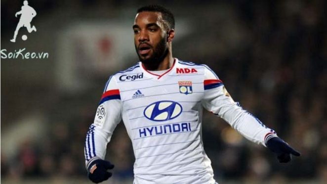 Lyon quyết giữ chân tiền đạo chủ lực