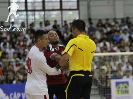 Thua tuyển futsal Ai Cập 1-4, CĐV Việt Nam đốt pháo sáng