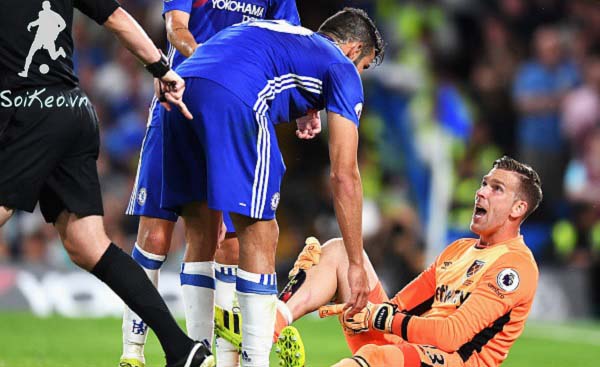 Carragher bực tức với pha chơi xấu của Costa