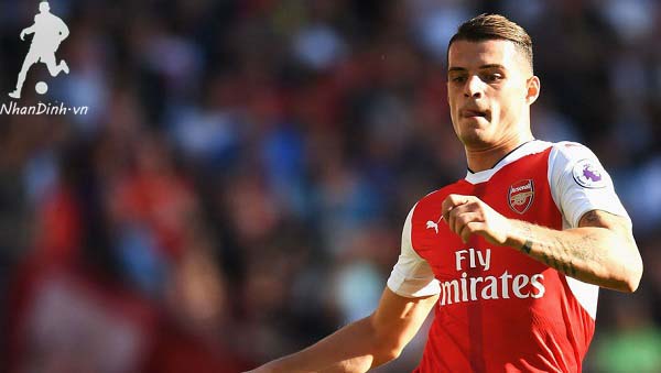 Coquelin mê mẩn cú sút của Xhaka