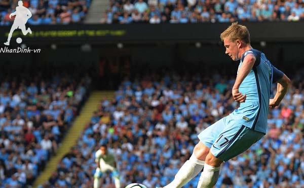 Bruyne chăm chỉ luyện sút phạt thấp