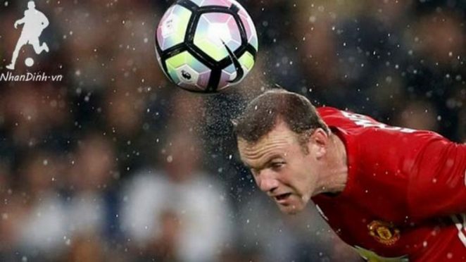 Mourinho nên để Rooney ngồi dự bị