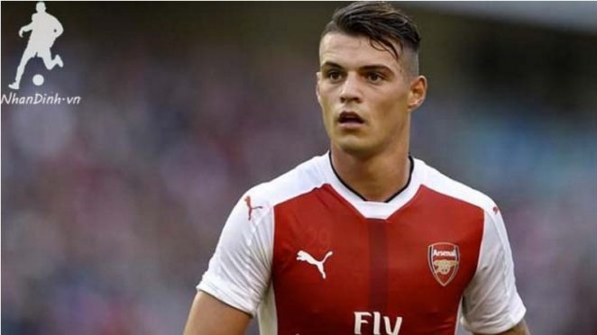 Giáo sư tính đẩy Xhaka lên cao