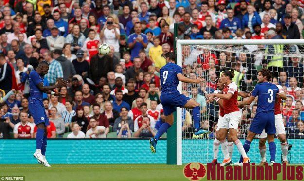 Petr Cech giúp Arsenal hạ Chelsea sau màn “đấu súng”