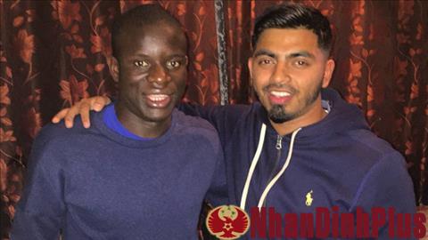 Lỡ tàu, Kante vào nhà CĐV ăn tối và đá FIFA