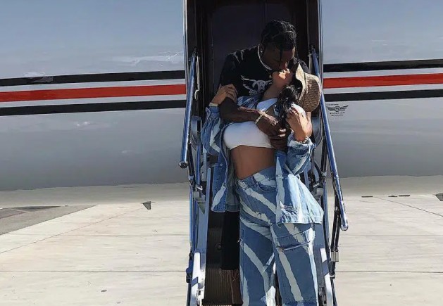 Khoe dáng như tỷ phú tự thân trẻ nhất thế giới Kylie Jenner: Body bỏng mắt, dàn siêu xe đằng sau còn khủng hơn